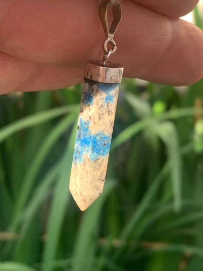Jaspe K2* (Granit avec Azurite), pièce en Argent 0925 rhodié, de 50 millimètres de hauteur x 9 millimètres de largeur x 9 d'épaisseur. Vendu avec un cordon réglable de couleur noire !