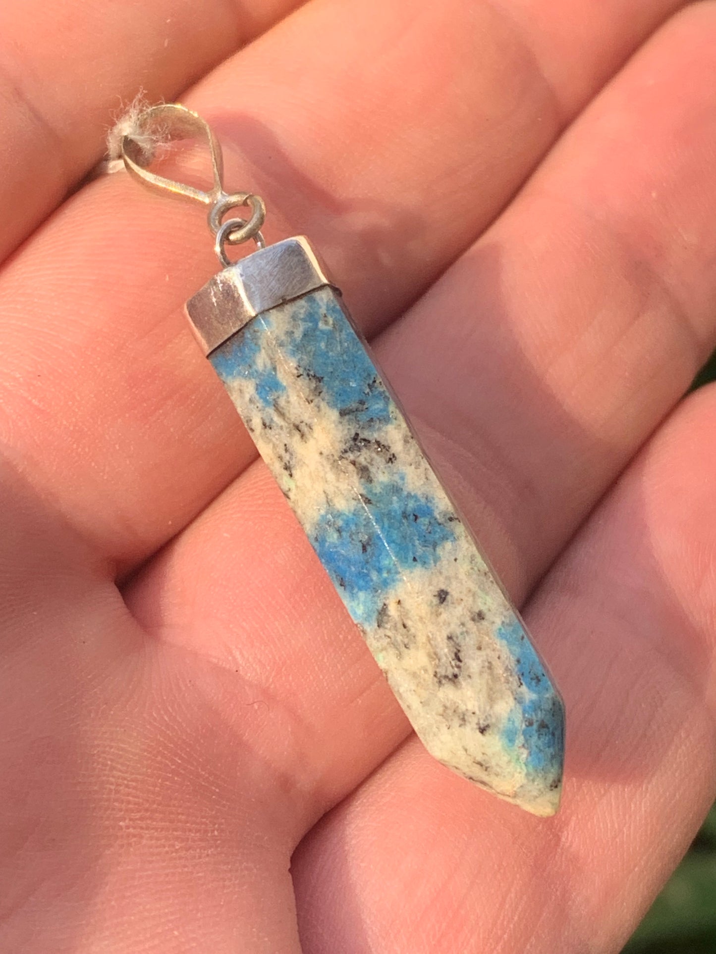 Jaspe K2* (Granit avec Azurite), pièce en Argent 0925 rhodié, de 50 millimètres de hauteur x 9 millimètres de largeur x 9 d'épaisseur. Vendu avec un cordon réglable de couleur noire !