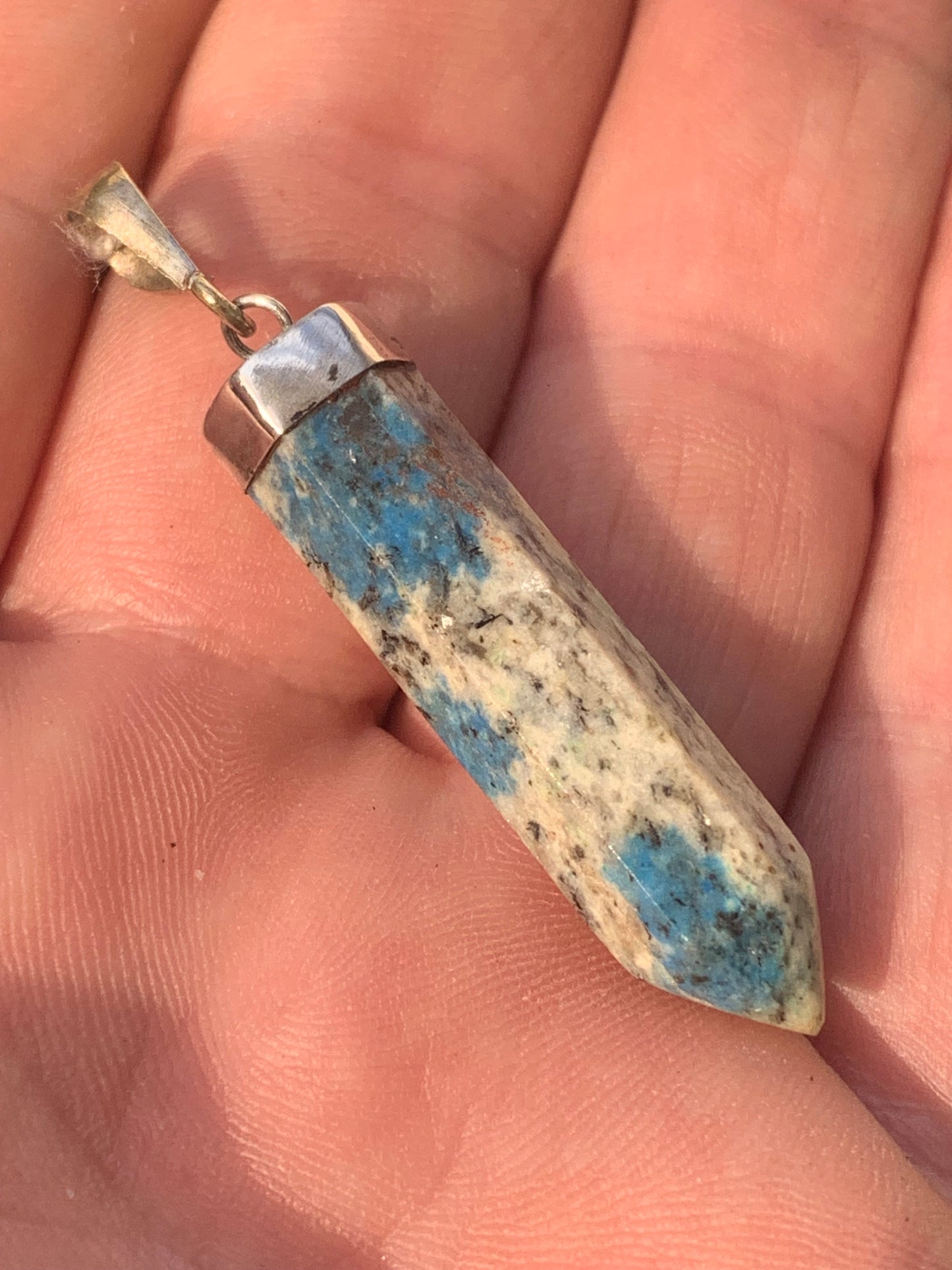 Jaspe K2* (Granit avec Azurite), pièce en Argent 0925 rhodié, de 50 millimètres de hauteur x 9 millimètres de largeur x 9 d'épaisseur. Vendu avec un cordon réglable de couleur noire !