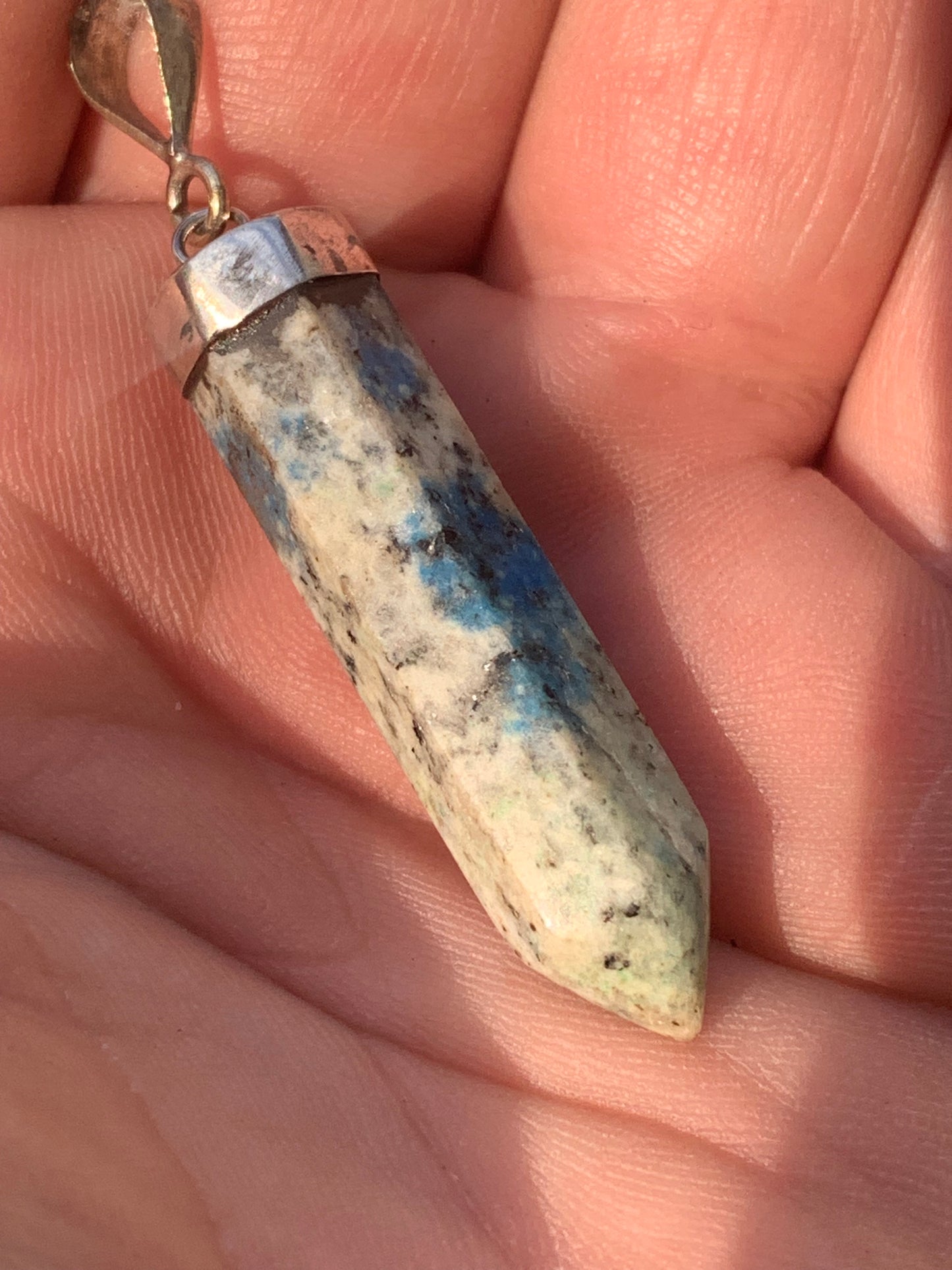 Jaspe K2* (Granit avec Azurite), pièce en Argent 0925 rhodié, de 50 millimètres de hauteur x 9 millimètres de largeur x 9 d'épaisseur. Vendu avec un cordon réglable de couleur noire !