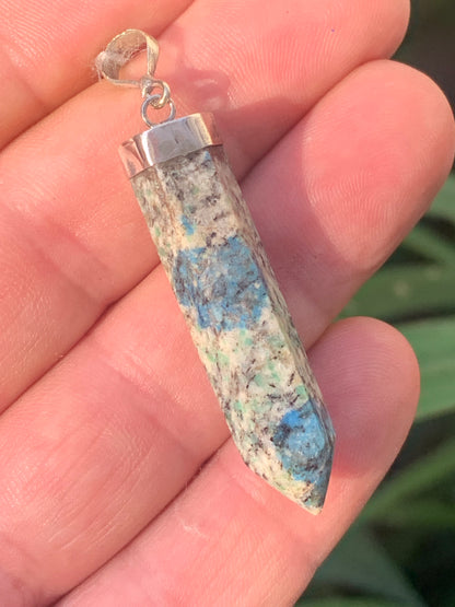 Jaspe K2* (Granit avec Azurite), pièce en Argent 0925 rhodié, de 58 millimètres de hauteur x 10 millimètres de largeur x 10 d'épaisseur. Vendu avec un cordon réglable de couleur noire !