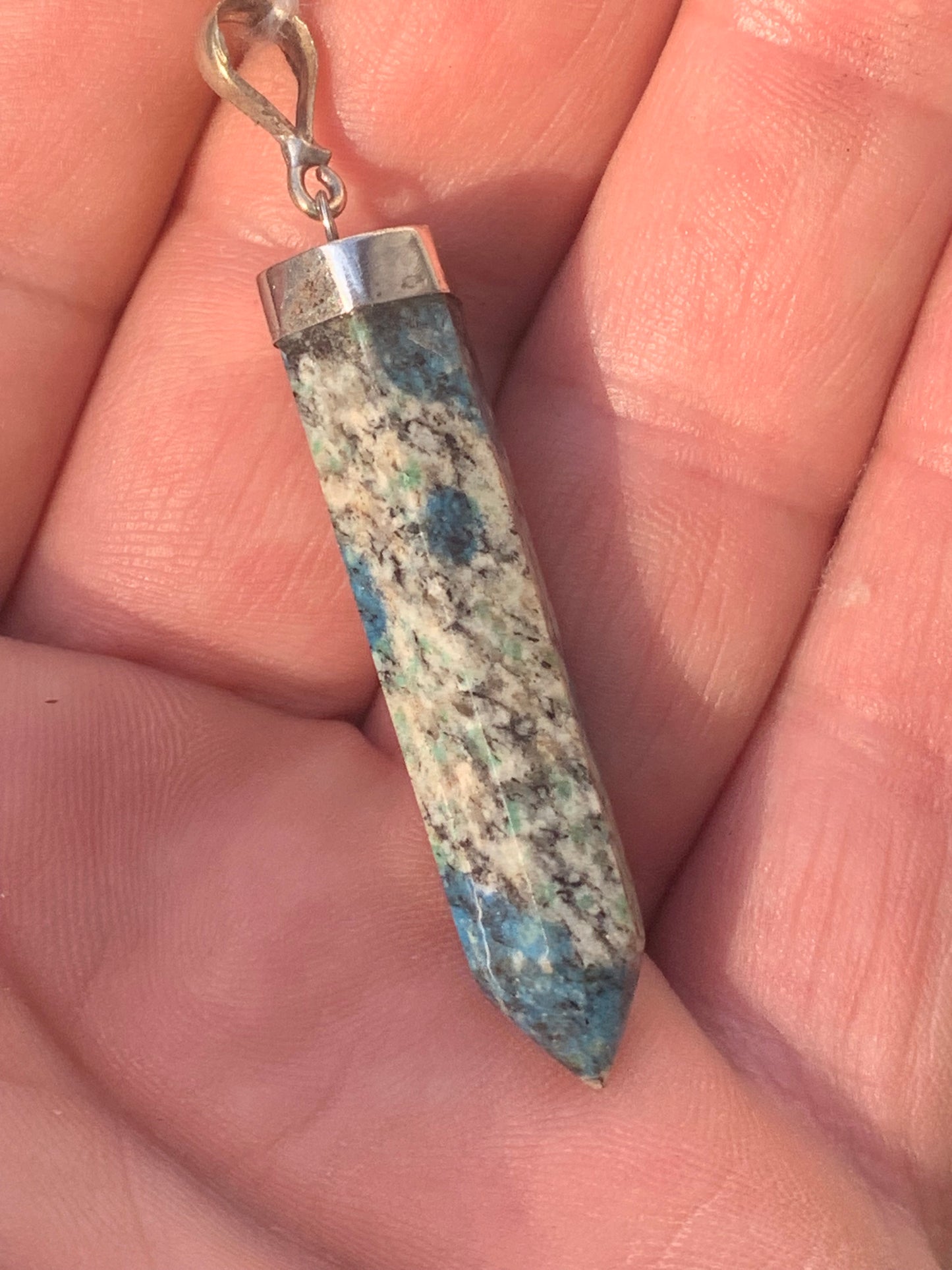 Jaspe K2* (Granit avec Azurite), pièce en Argent 0925 rhodié, de 58 millimètres de hauteur x 10 millimètres de largeur x 10 d'épaisseur. Vendu avec un cordon réglable de couleur noire !