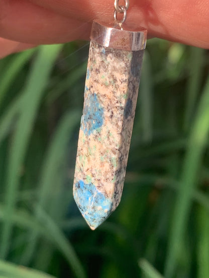 Jaspe K2* (Granit avec Azurite), pièce en Argent 0925 rhodié, de 58 millimètres de hauteur x 10 millimètres de largeur x 10 d'épaisseur. Vendu avec un cordon réglable de couleur noire !