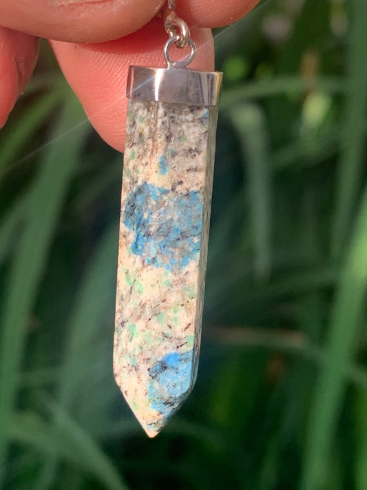 Jaspe K2* (Granit avec Azurite), pièce en Argent 0925 rhodié, de 58 millimètres de hauteur x 10 millimètres de largeur x 10 d'épaisseur. Vendu avec un cordon réglable de couleur noire !