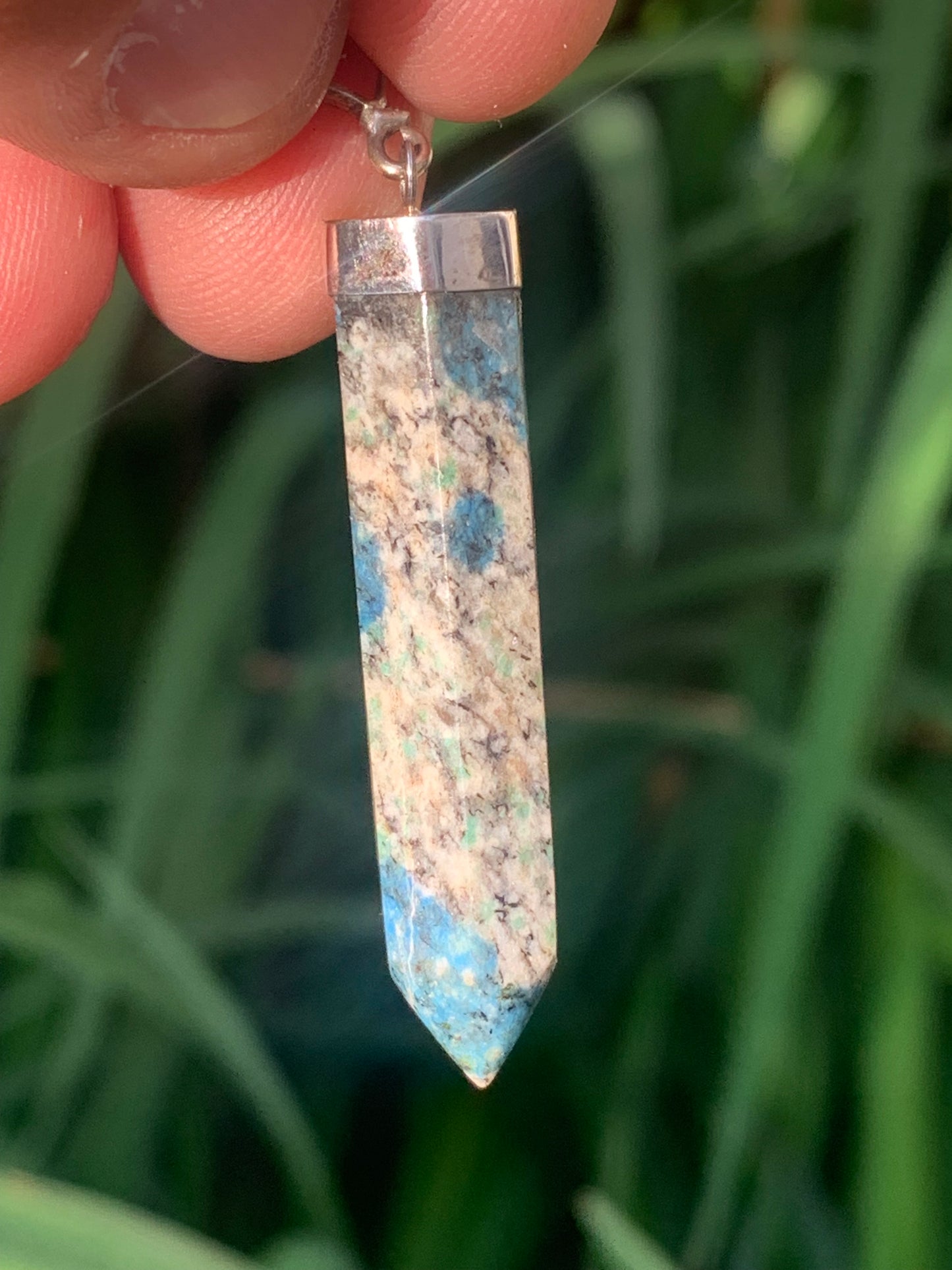 Jaspe K2* (Granit avec Azurite), pièce en Argent 0925 rhodié, de 58 millimètres de hauteur x 10 millimètres de largeur x 10 d'épaisseur. Vendu avec un cordon réglable de couleur noire !