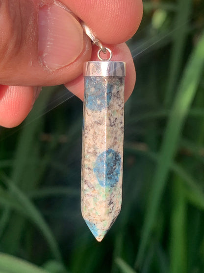 Jaspe K2* (Granit avec Azurite), pièce en Argent 0925 rhodié, de 58 millimètres de hauteur x 10 millimètres de largeur x 10 d'épaisseur. Vendu avec un cordon réglable de couleur noire !