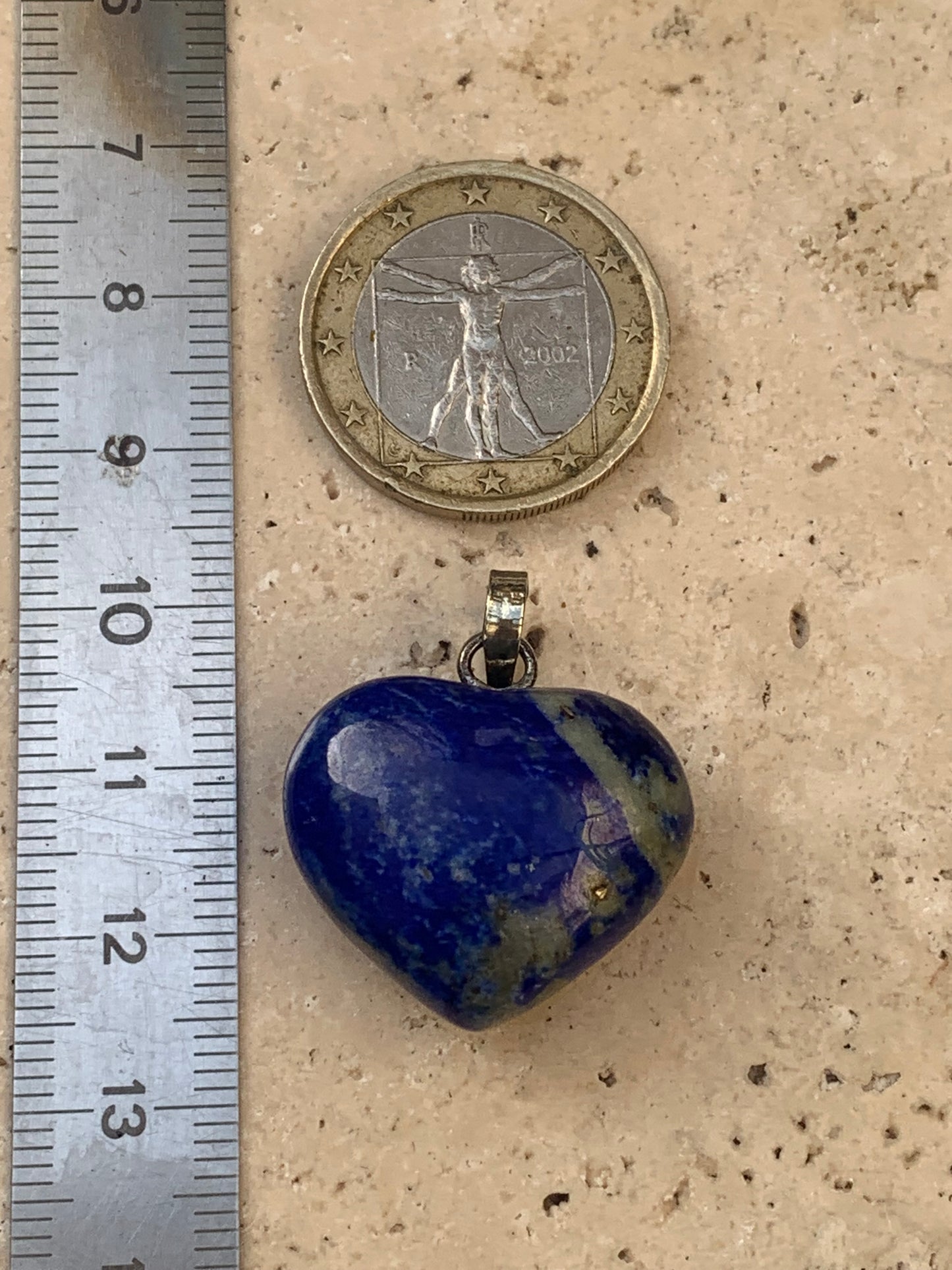 Lapis lazuli, pendentif 'Coeur' en Argent, de 30 millimètres de hauteur x 24 millimètres de largeur x 12 d'épaisseur. Vendu avec un cordon réglable de couleur noire !
