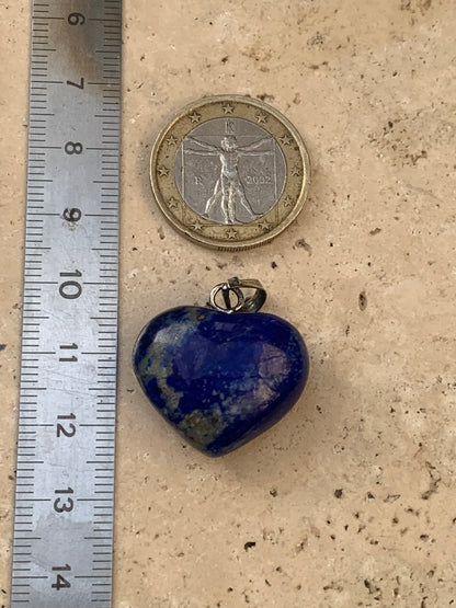 Lapis lazuli, pendentif 'Coeur' en Argent, de 30 millimètres de hauteur x 24 millimètres de largeur x 12 d'épaisseur. Vendu avec un cordon réglable de couleur noire !