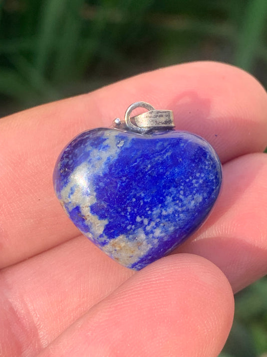 Lapis lazuli, pendentif 'Coeur' en Argent, de 30 millimètres de hauteur x 24 millimètres de largeur x 12 d'épaisseur. Vendu avec un cordon réglable de couleur noire !