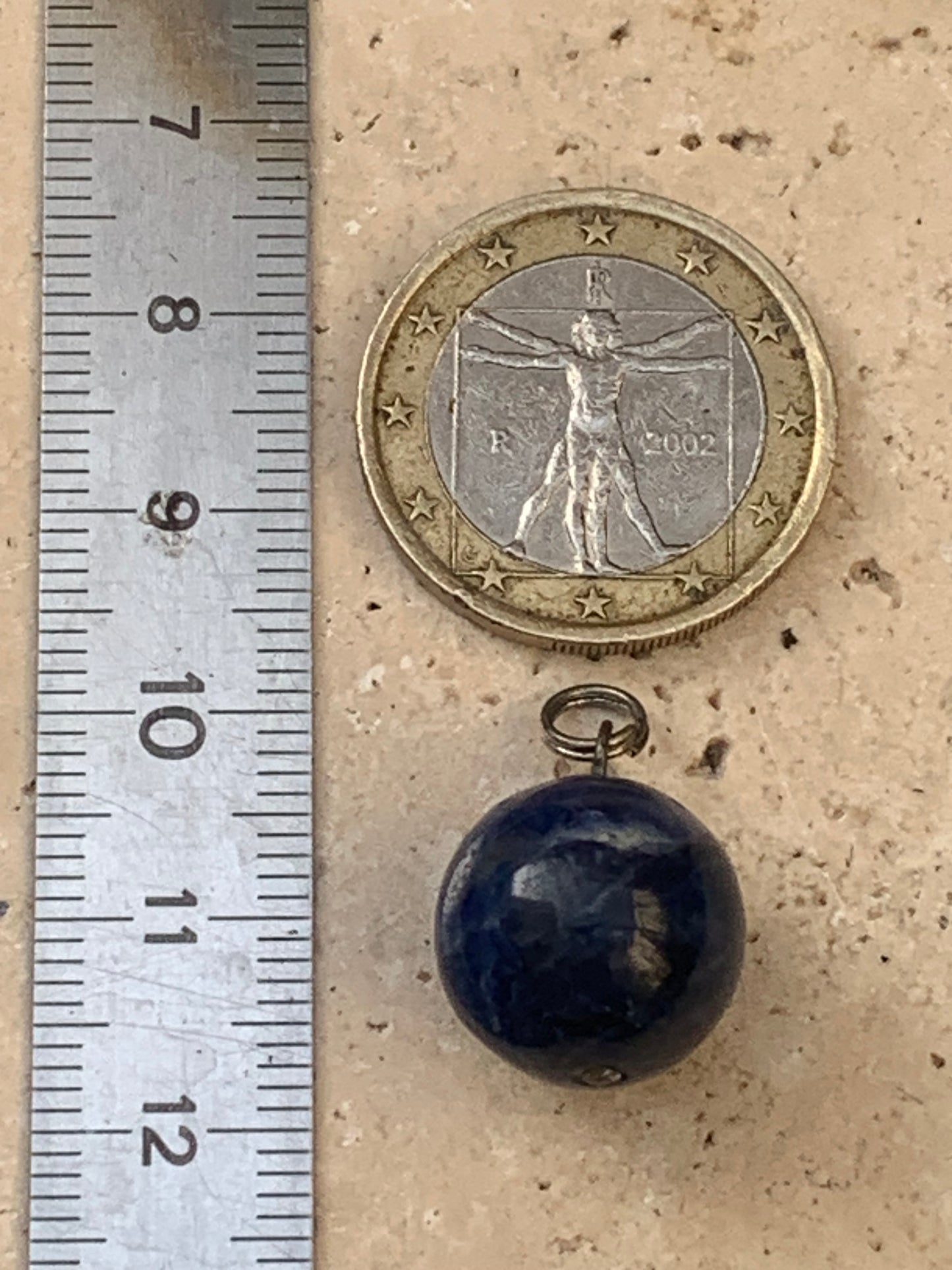 Sodalite, pendentif en perle de 14 millimètres de diamètre, vendu avec cordon coulissant (réglable), en cuir noir de 40 à 70 centimètres, fait par Gem et Zen !