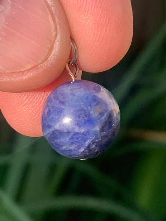 Sodalite, pendentif en perle de 14 millimètres de diamètre, vendu avec cordon coulissant (réglable), en cuir noir de 40 à 70 centimètres, fait par Gem et Zen !