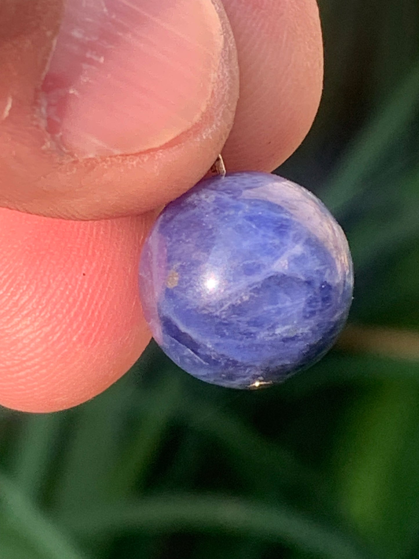Sodalite, pendentif en perle de 14 millimètres de diamètre, vendu avec cordon coulissant (réglable), en cuir noir de 40 à 70 centimètres, fait par Gem et Zen !