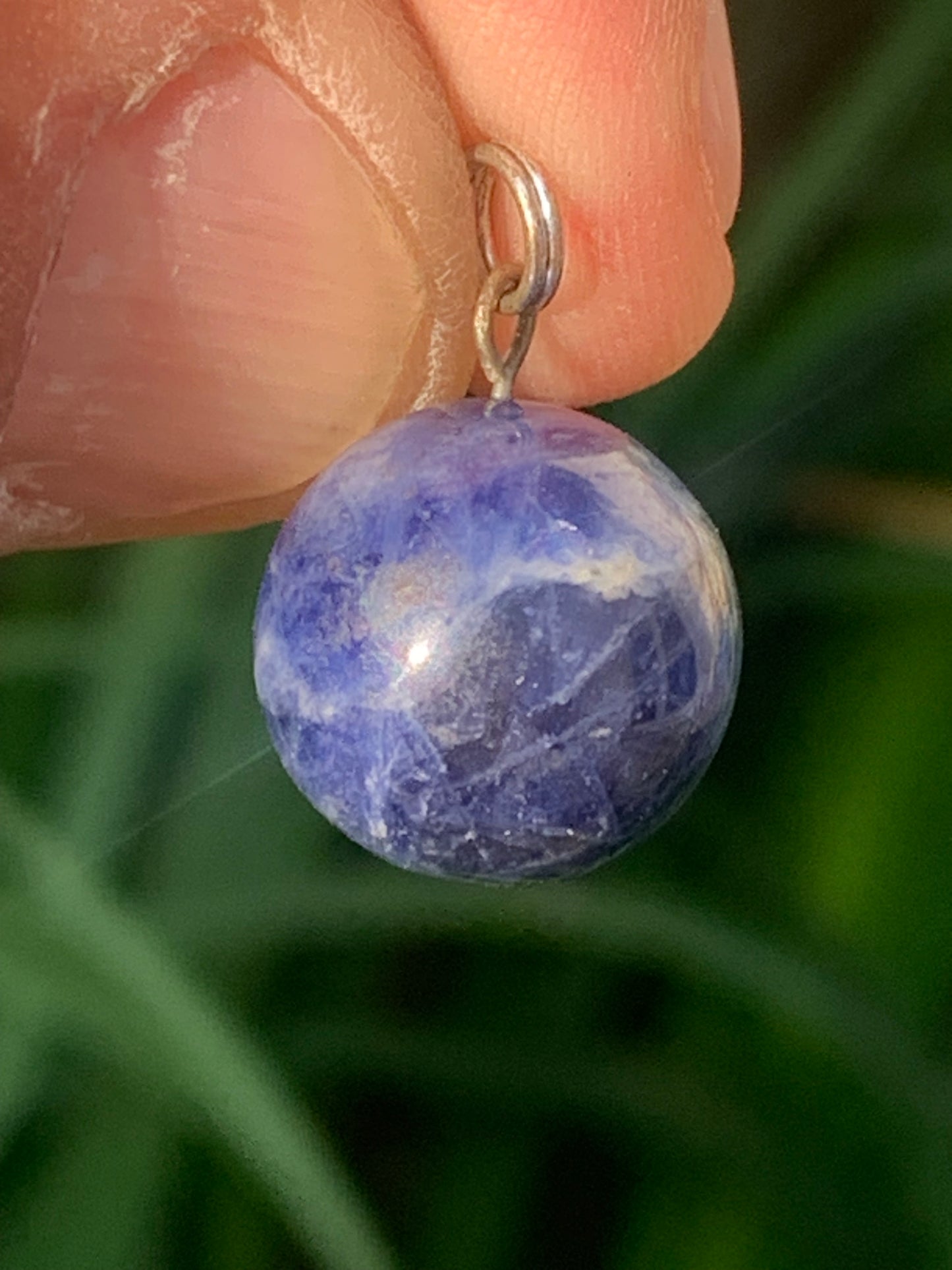 Sodalite, pendentif en perle de 14 millimètres de diamètre, vendu avec cordon coulissant (réglable), en cuir noir de 40 à 70 centimètres, fait par Gem et Zen !