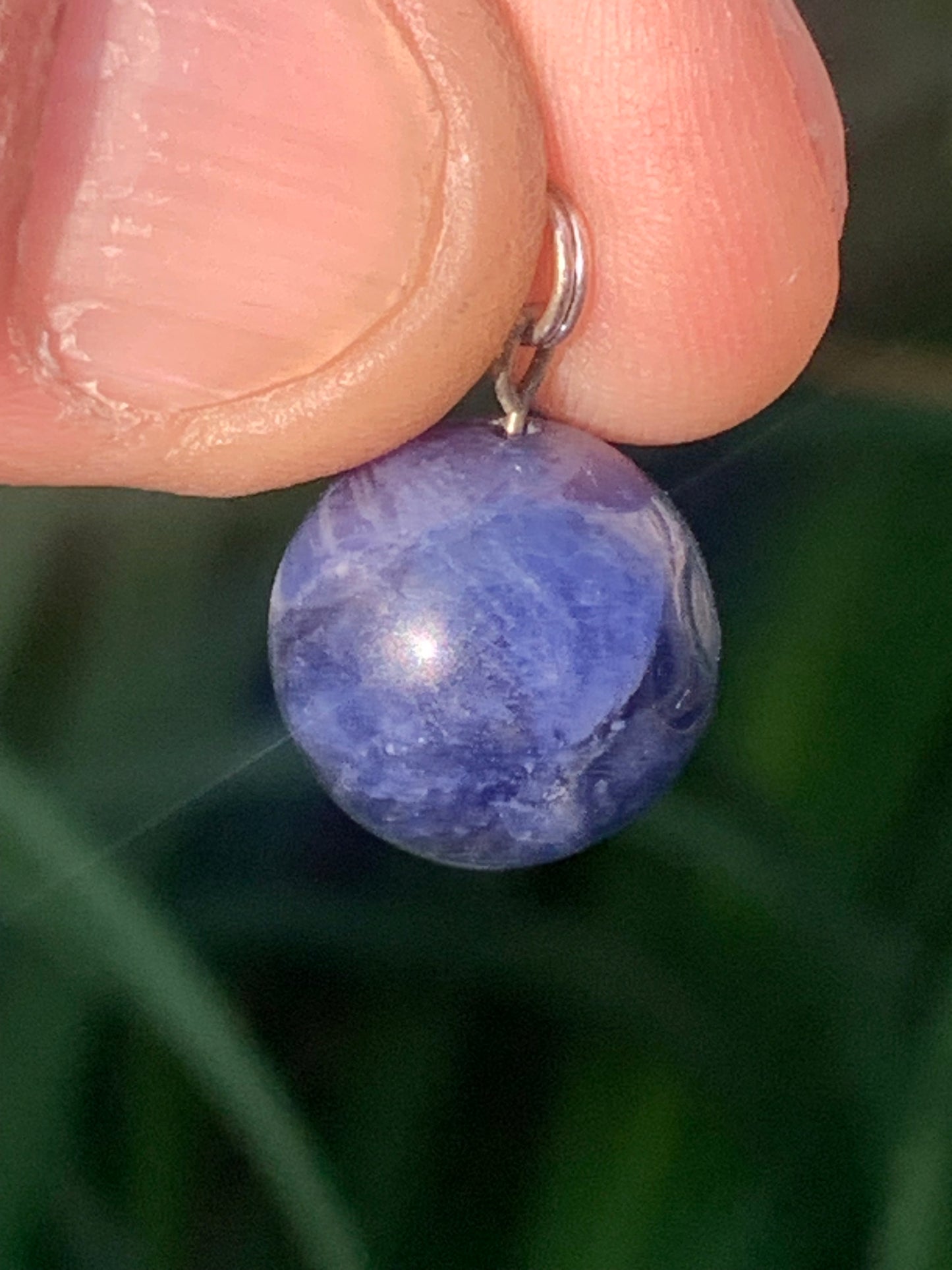 Sodalite, pendentif en perle de 14 millimètres de diamètre, vendu avec cordon coulissant (réglable), en cuir noir de 40 à 70 centimètres, fait par Gem et Zen !