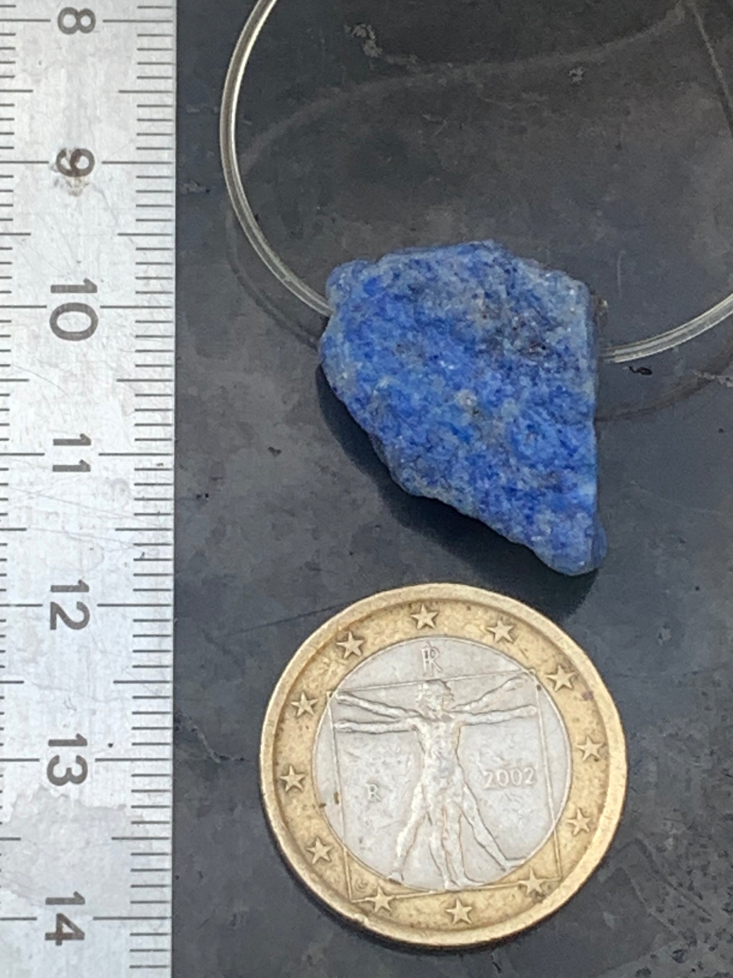 Lapis lazuli, finition brute, pierre percée en latéral, qualité AA à AAA, 30mm x 18 de diamètre environ, parfait pour faire uen composition ou en pendentif !