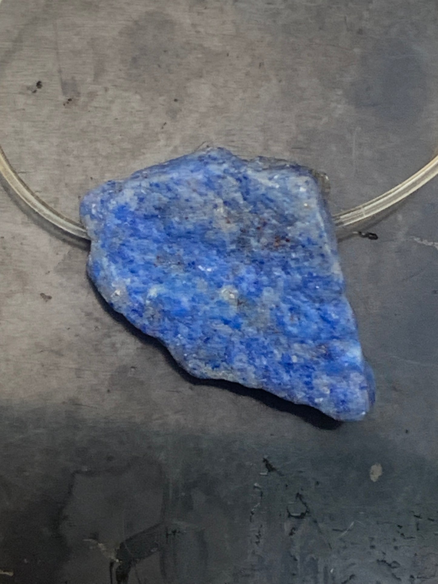 Lapis lazuli, finition brute, pierre percée en latéral, qualité AA à AAA, 30mm x 18 de diamètre environ, parfait pour faire uen composition ou en pendentif !