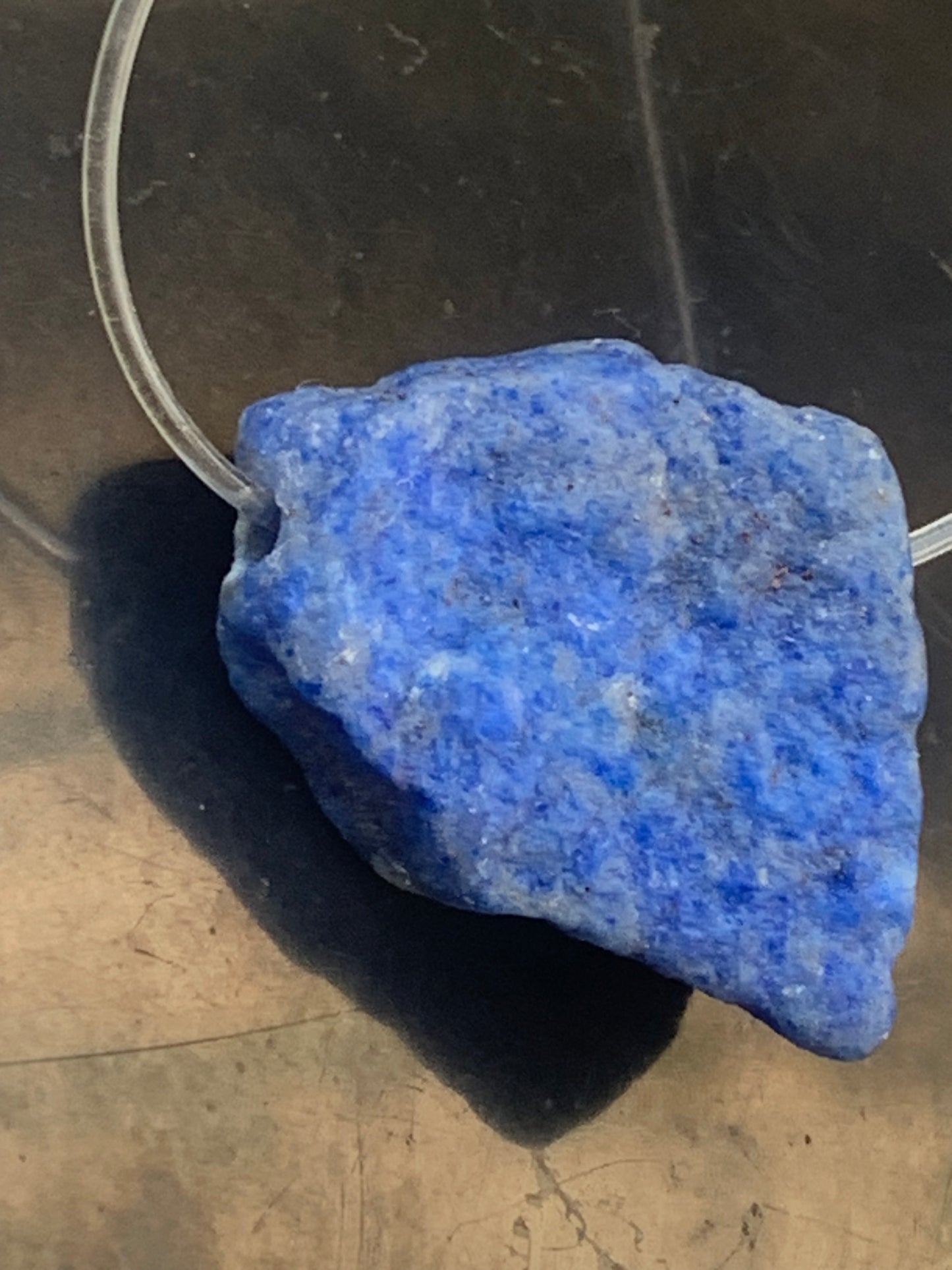 Lapis lazuli, finition brute, pierre percée en latéral, qualité AA à AAA, 30mm x 18 de diamètre environ, parfait pour faire uen composition ou en pendentif !