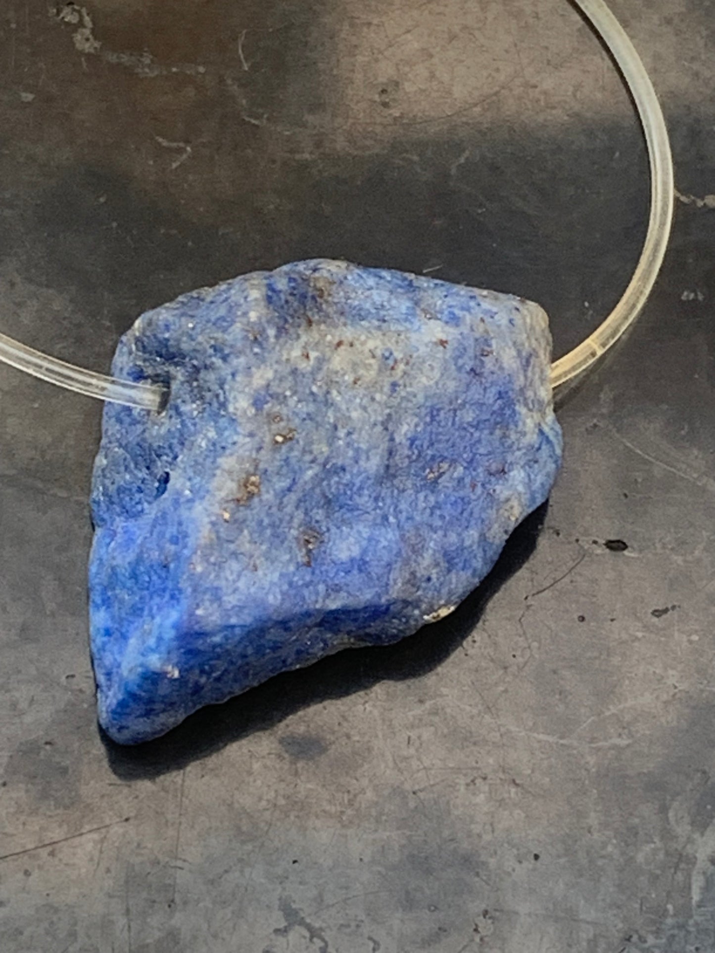Lapis lazuli, finition brute, pierre percée en latéral, qualité AA à AAA, 30mm x 18 de diamètre environ, parfait pour faire uen composition ou en pendentif !