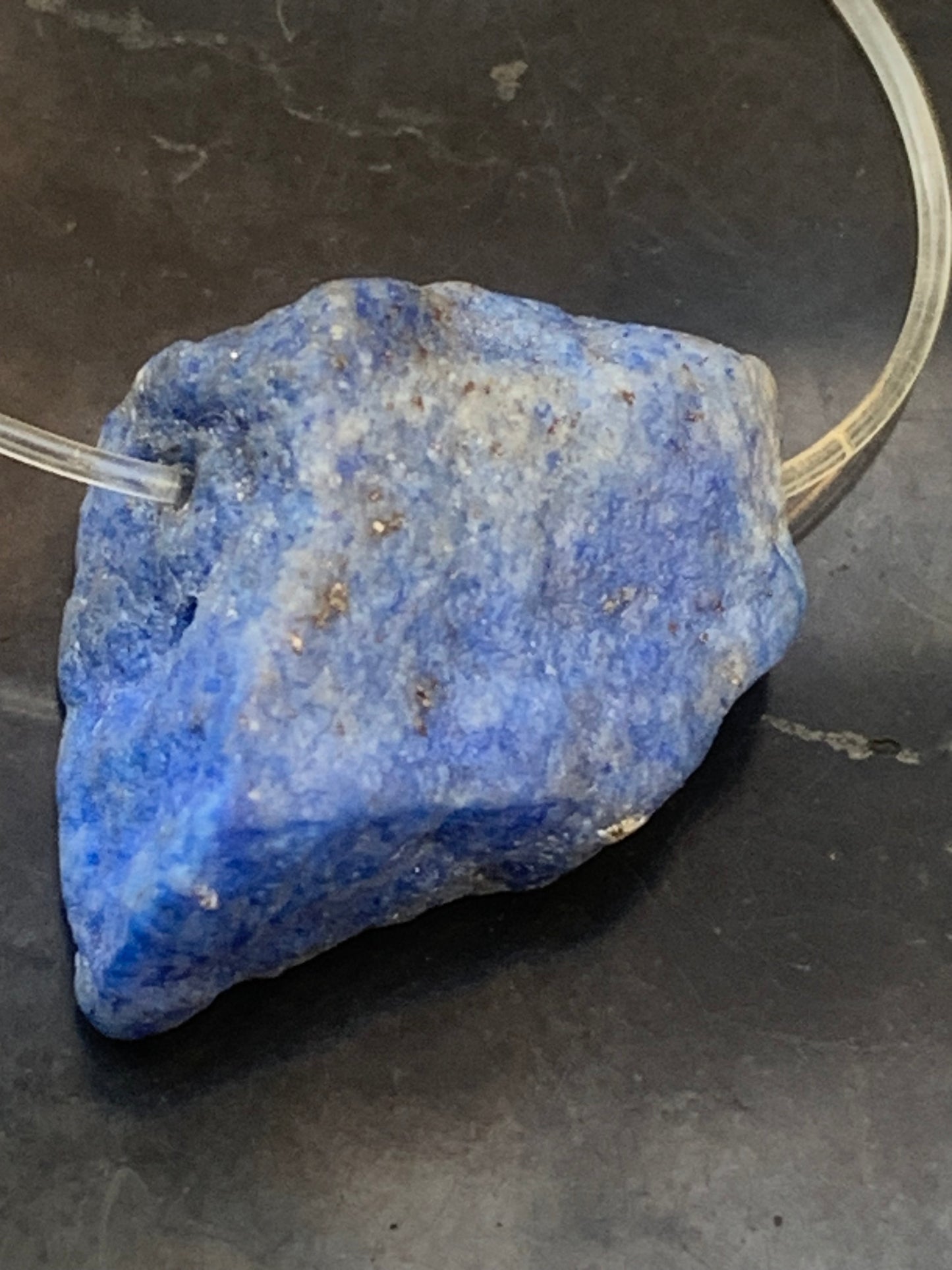 Lapis lazuli, finition brute, pierre percée en latéral, qualité AA à AAA, 30mm x 18 de diamètre environ, parfait pour faire uen composition ou en pendentif !