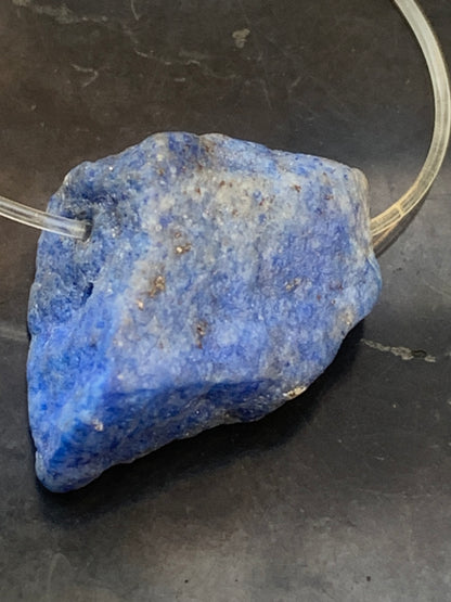Lapis lazuli, finition brute, pierre percée en latéral, qualité AA à AAA, 30mm x 18 de diamètre environ, parfait pour faire uen composition ou en pendentif !