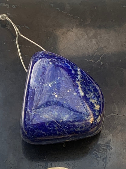 Lapis lazuli, pierre de finition polie et percée en latéral, qualité AA à AAA, 32mm x 30 x 25, parfait pour faire une composition de collier ou en pendentif !