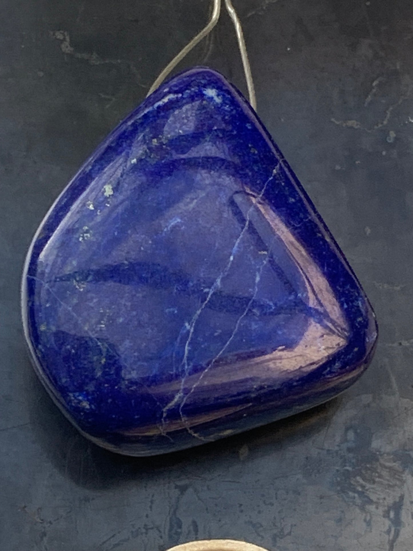 Lapis lazuli, pierre de finition polie et percée en latéral, qualité AA à AAA, 32mm x 30 x 25, parfait pour faire une composition de collier ou en pendentif !