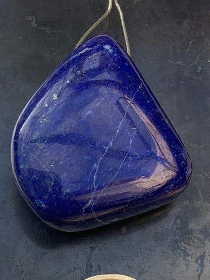 Lapis lazuli, pierre de finition polie et percée en latéral, qualité AA à AAA, 32mm x 30 x 25, parfait pour faire une composition de collier ou en pendentif !