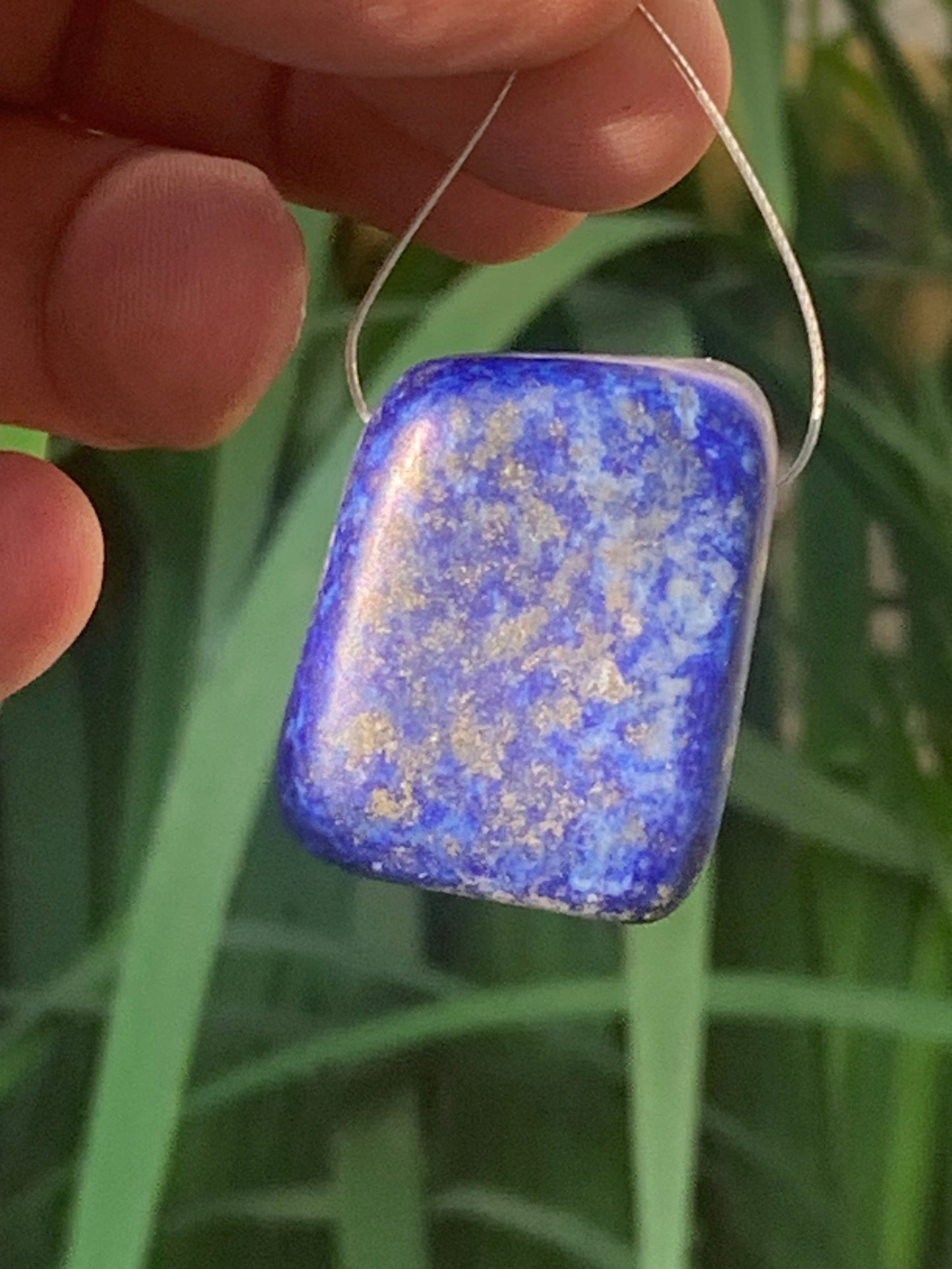 Lapis lazuli, pierre de finition polie et percée en latéral, qualité AA à AAA, 32mm x 26 x 20, parfait pour faire une composition de collier ou en pendentif !