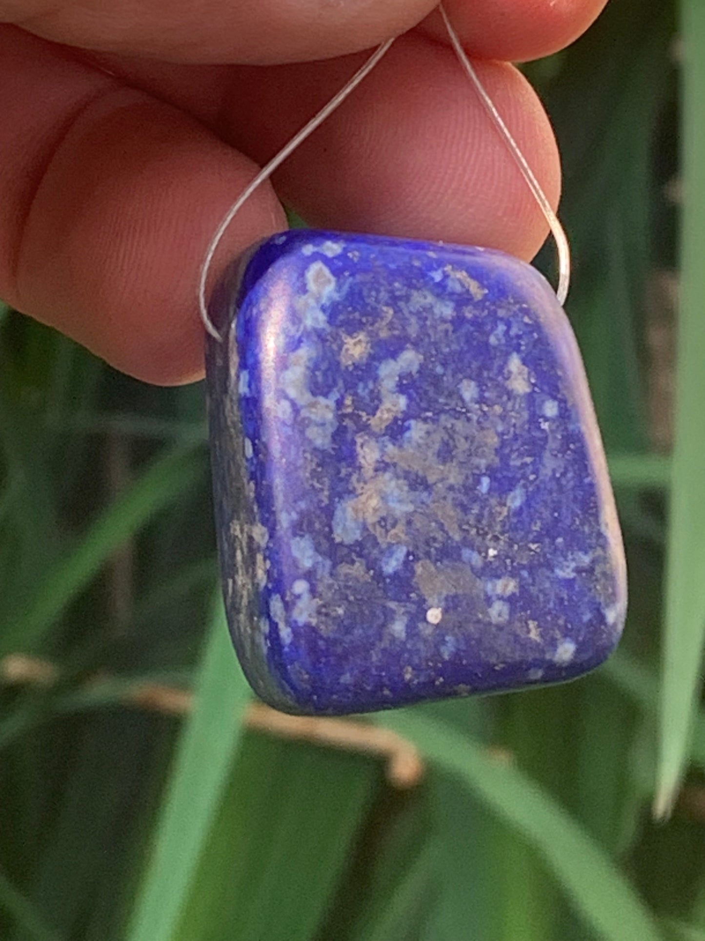 Lapis lazuli, pierre de finition polie et percée en latéral, qualité AA à AAA, 32mm x 26 x 20, parfait pour faire une composition de collier ou en pendentif !