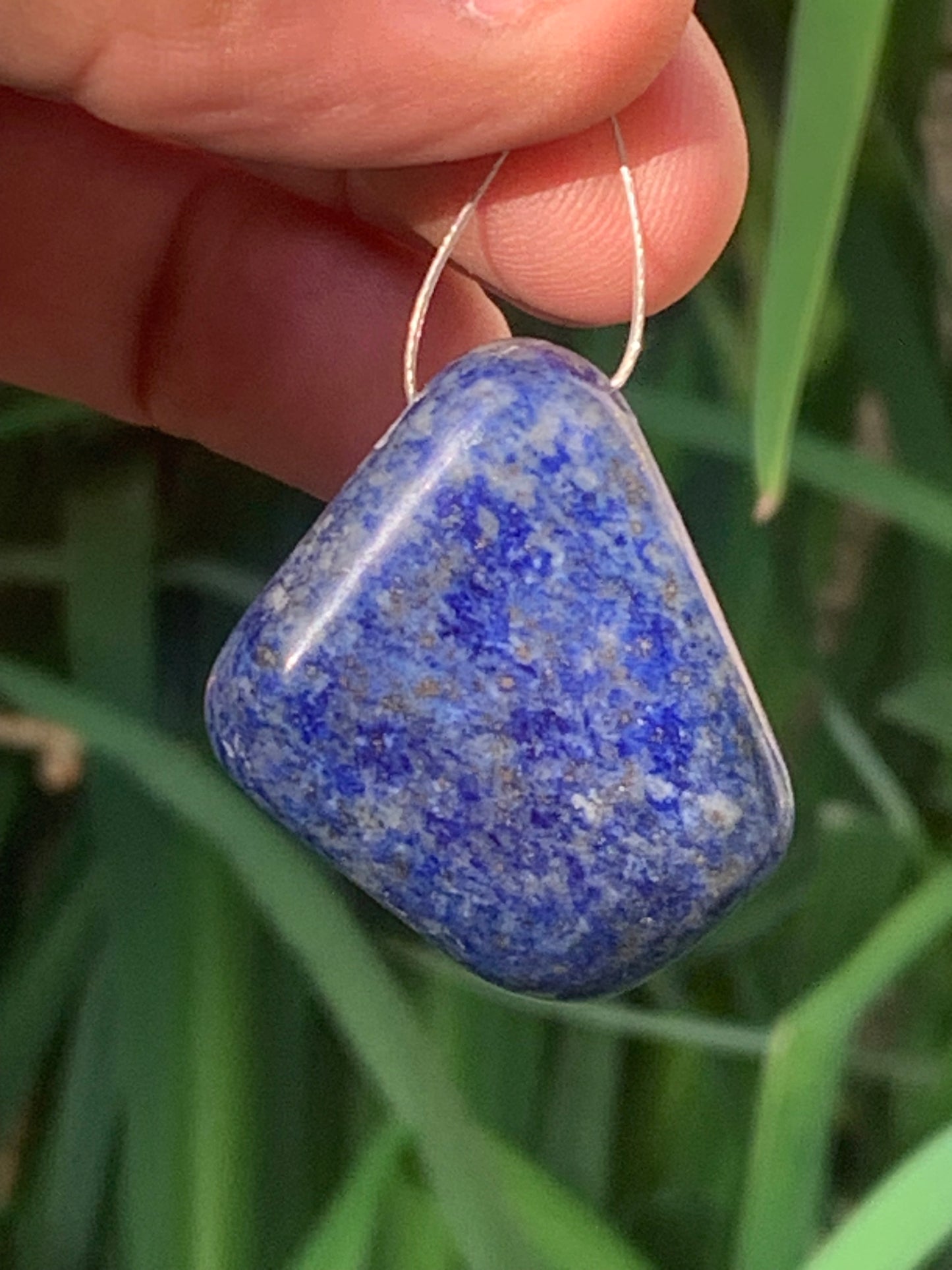 Lapis lazuli, pierre de finition polie et percée en latéral, qualité AA à AAA, 32mm x 30 x 13, parfait pour faire une composition de collier ou en pendentif !