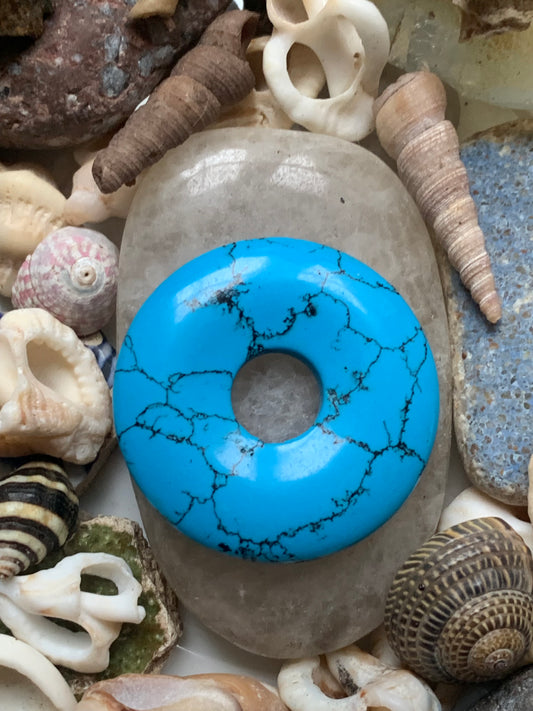 Howlite teintée bleue, pendentif de type 'Donuts', de 30x30x5 millimètres, vendu avec cordon coulissant (réglable), en cuir noir de 40 à 70 centimètres !