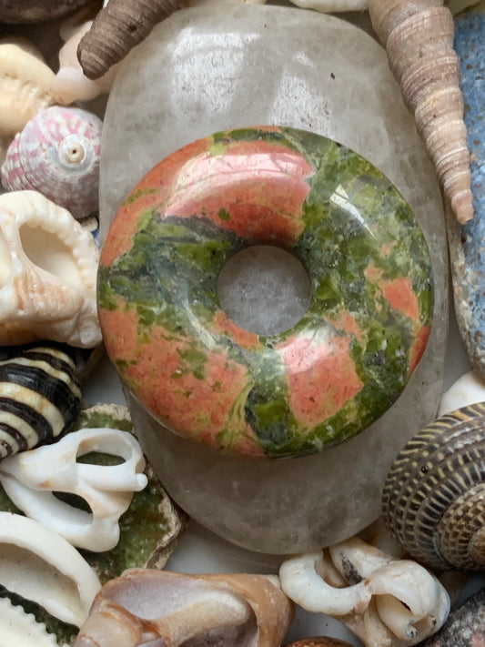 Jaspe unakite, pendentif de type 'Donuts', de 30x30x5 millimètres, vendu avec cordon coulissant (réglable), en cuir noir de 40 à 70 centimètres !