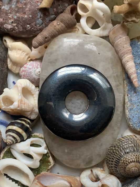 Hématite, pendentif de type 'Donuts', de 30x30x5 millimètres, vendu avec cordon coulissant (réglable), en cuir noir de 40 à 70 centimètres !