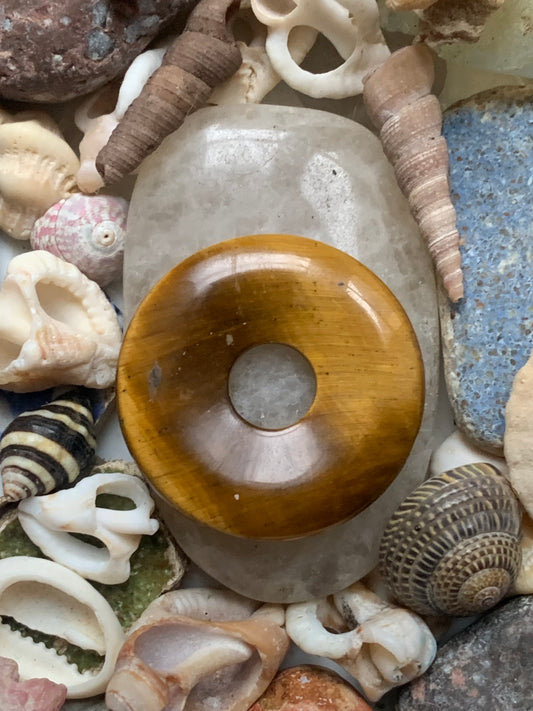 Oeil de tigre, pendentif de type 'Donuts', de 30x30x5 millimètres, vendu avec cordon coulissant (réglable), en cuir noir de 40 à 70 centimètres !