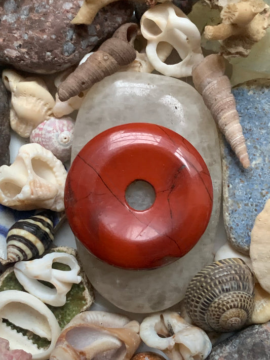 Jaspe rouge, pendentif de type 'Donuts', de 30x30x5 millimètres, vendu avec cordon coulissant (réglable), en cuir noir de 40 à 70 centimètres !