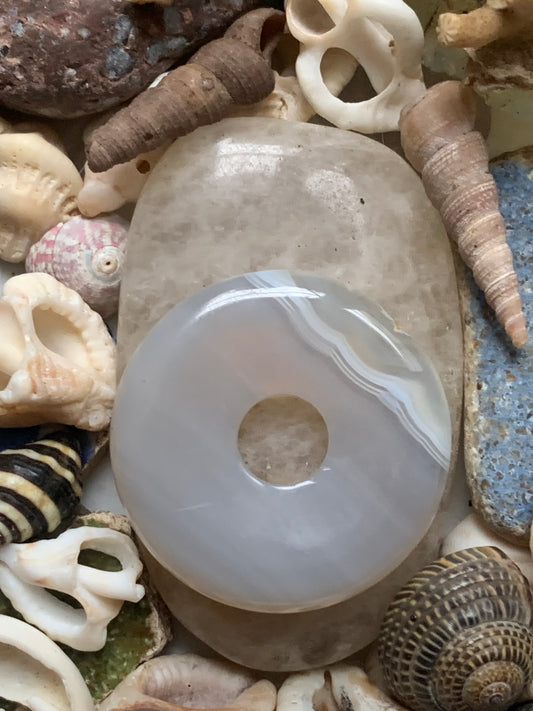 Agate calcédoine, pendentif de type 'Donuts', de 30x30x5 millimètres, vendu avec cordon coulissant (réglable), en cuir noir de 40 à 70 centimètres !