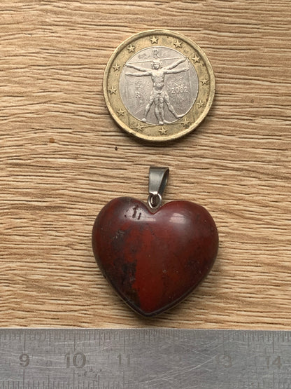 Jaspe rouge, pendentif 'Coeur' en Argent, de 32 millimètres de hauteur x 25 millimètres de largeur x 11 d'épaisseur. Vendu avec un cordon réglable de couleur noire !