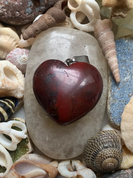 Jaspe rouge, pendentif 'Coeur' en Argent, de 32 millimètres de hauteur x 25 millimètres de largeur x 11 d'épaisseur. Vendu avec un cordon réglable de couleur noire !