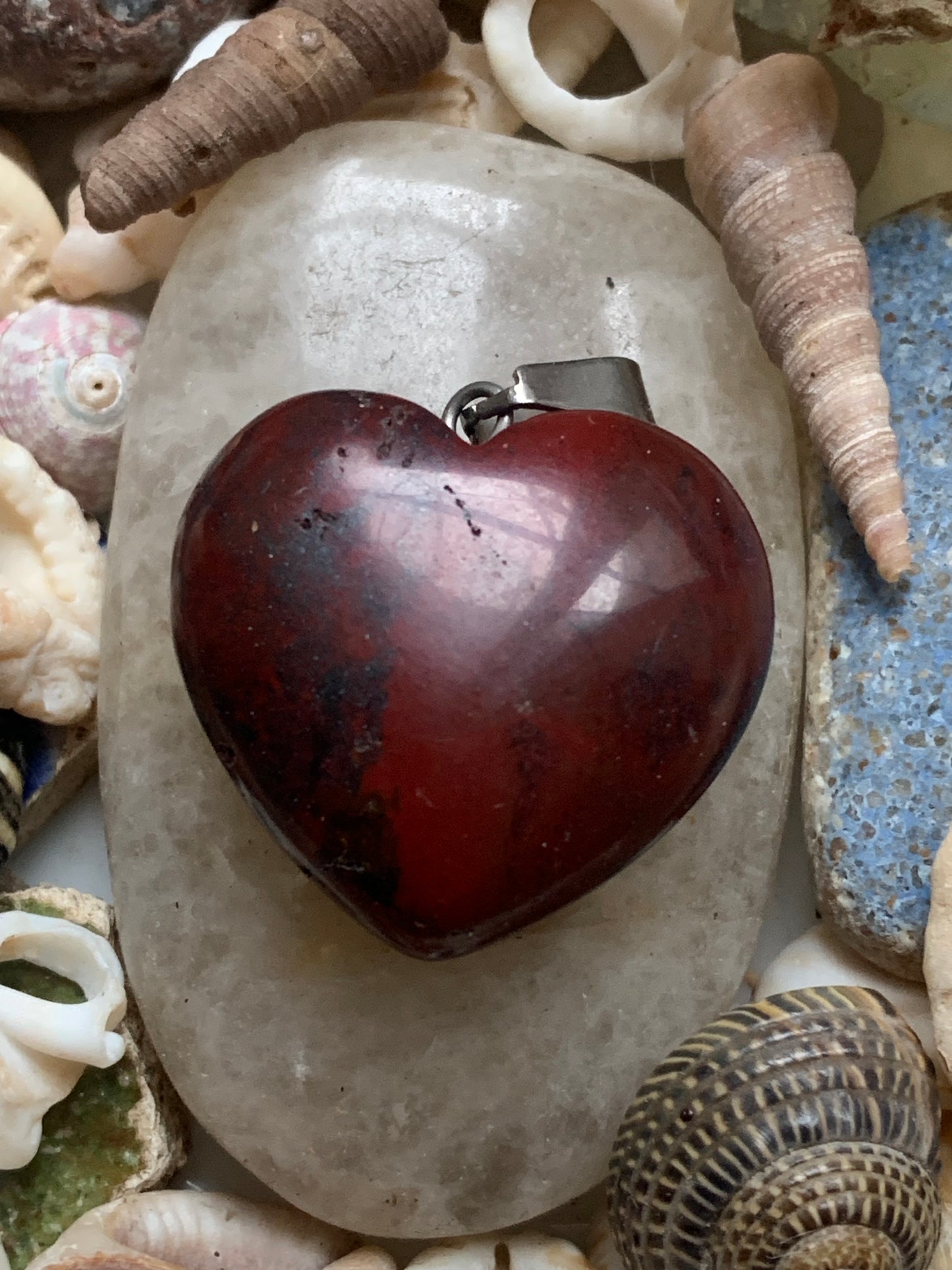 Jaspe rouge, pendentif 'Coeur' en Argent, de 32 millimètres de hauteur x 25 millimètres de largeur x 11 d'épaisseur. Vendu avec un cordon réglable de couleur noire !