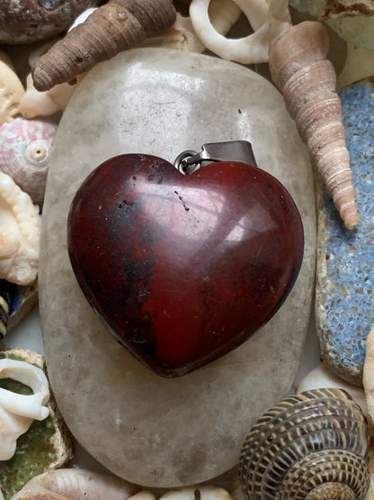 Jaspe rouge, pendentif 'Coeur' en Argent, de 32 millimètres de hauteur x 25 millimètres de largeur x 11 d'épaisseur. Vendu avec un cordon réglable de couleur noire !
