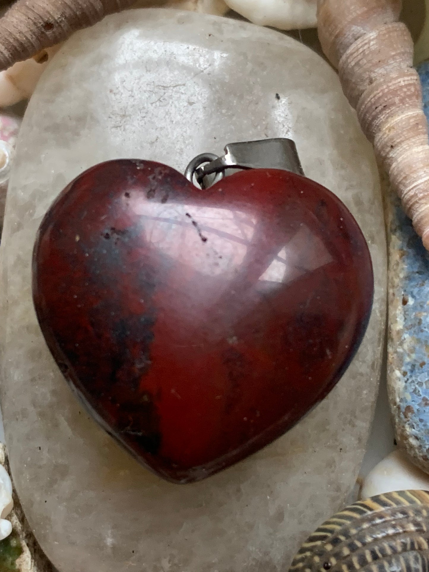 Jaspe rouge, pendentif 'Coeur' en Argent, de 32 millimètres de hauteur x 25 millimètres de largeur x 11 d'épaisseur. Vendu avec un cordon réglable de couleur noire !