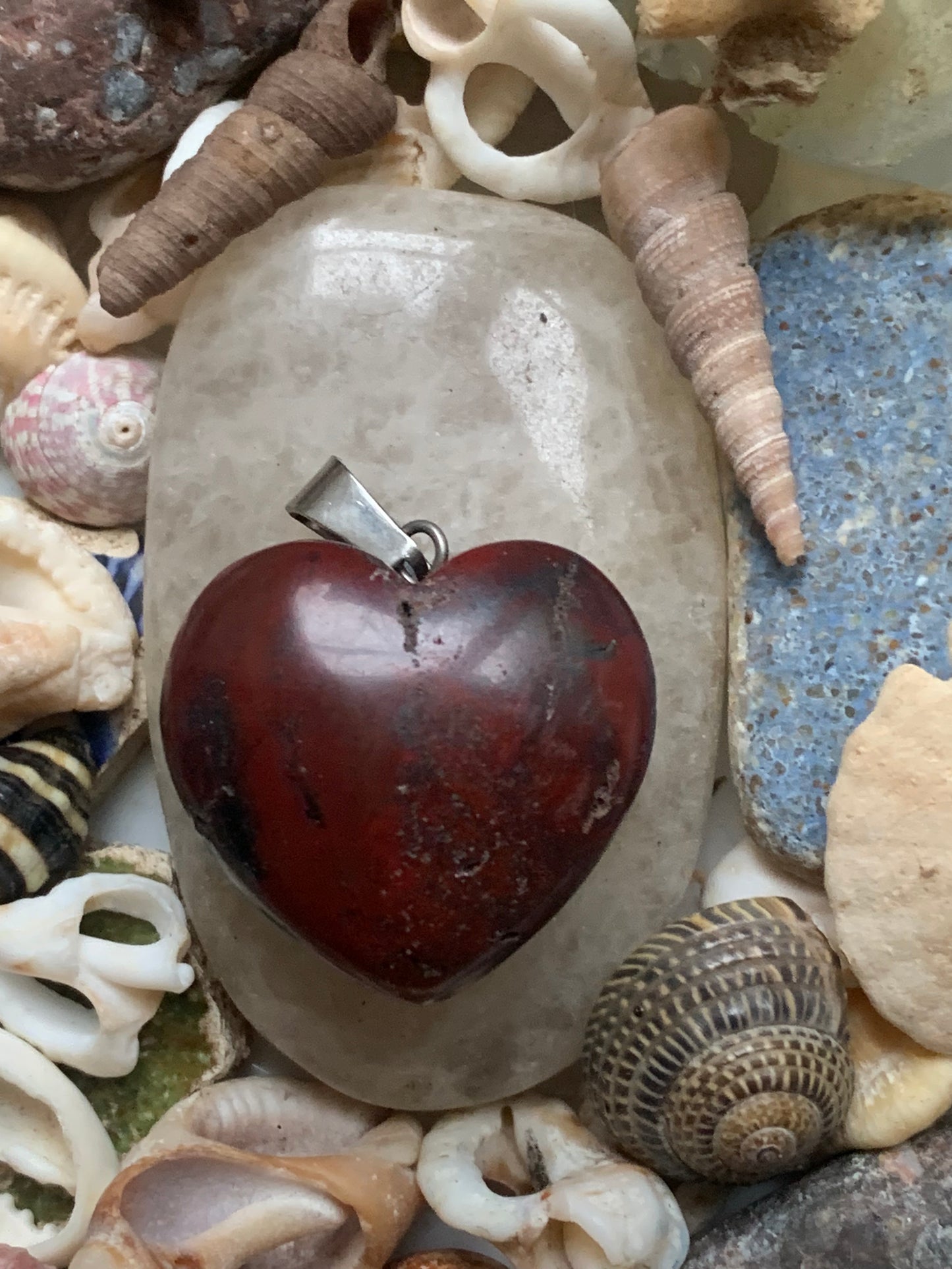 Jaspe rouge, pendentif 'Coeur' en Argent, de 32 millimètres de hauteur x 25 millimètres de largeur x 11 d'épaisseur. Vendu avec un cordon réglable de couleur noire !