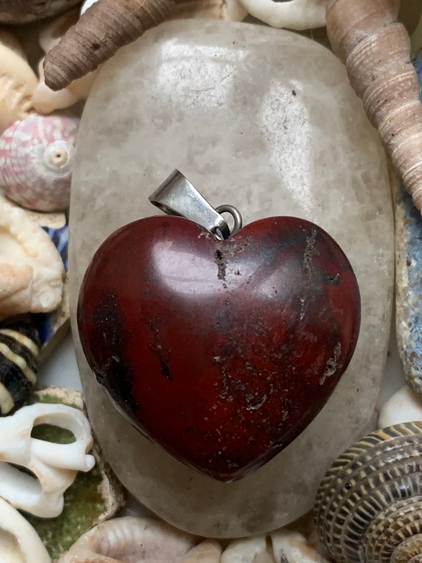 Jaspe rouge, pendentif 'Coeur' en Argent, de 32 millimètres de hauteur x 25 millimètres de largeur x 11 d'épaisseur. Vendu avec un cordon réglable de couleur noire !