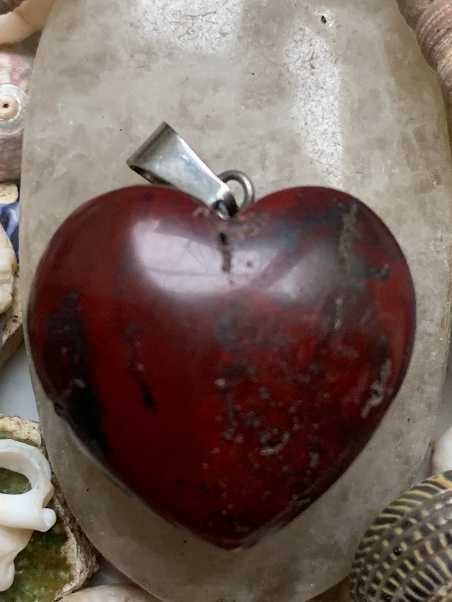 Jaspe rouge, pendentif 'Coeur' en Argent, de 32 millimètres de hauteur x 25 millimètres de largeur x 11 d'épaisseur. Vendu avec un cordon réglable de couleur noire !