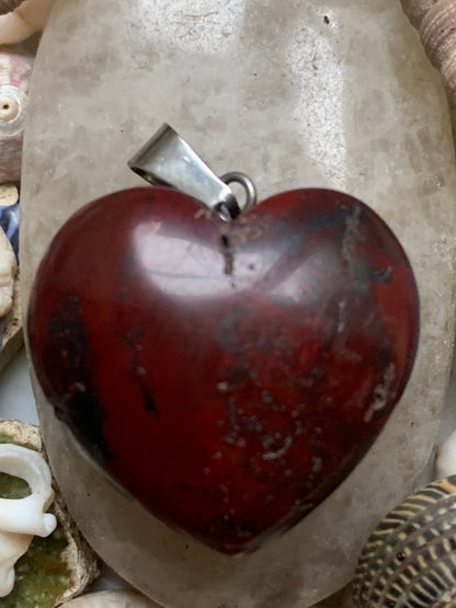 Jaspe rouge, pendentif 'Coeur' en Argent, de 32 millimètres de hauteur x 25 millimètres de largeur x 11 d'épaisseur. Vendu avec un cordon réglable de couleur noire !