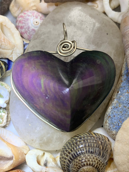 Obsidienne Oeil céleste, pendentif en Argent 925, de 35 millimètres de hauteur x 32 mm de largeur x 11 millimètres. Vendu avec cordon noir réglable offert !