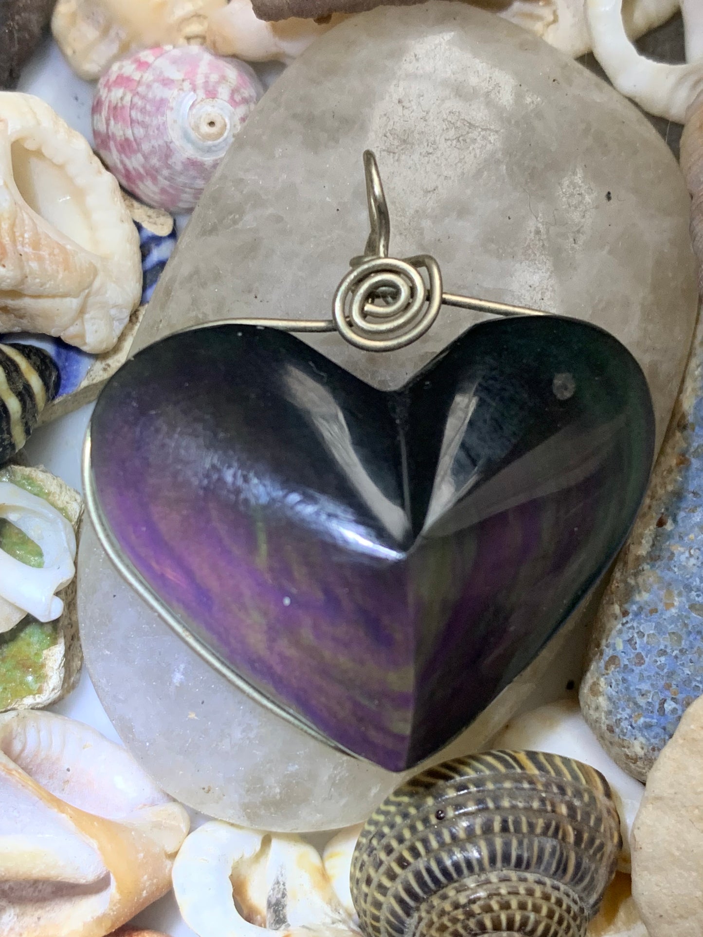 Obsidienne Oeil céleste, pendentif en Argent 925, de 35 millimètres de hauteur x 32 mm de largeur x 11 millimètres. Vendu avec cordon noir réglable offert !