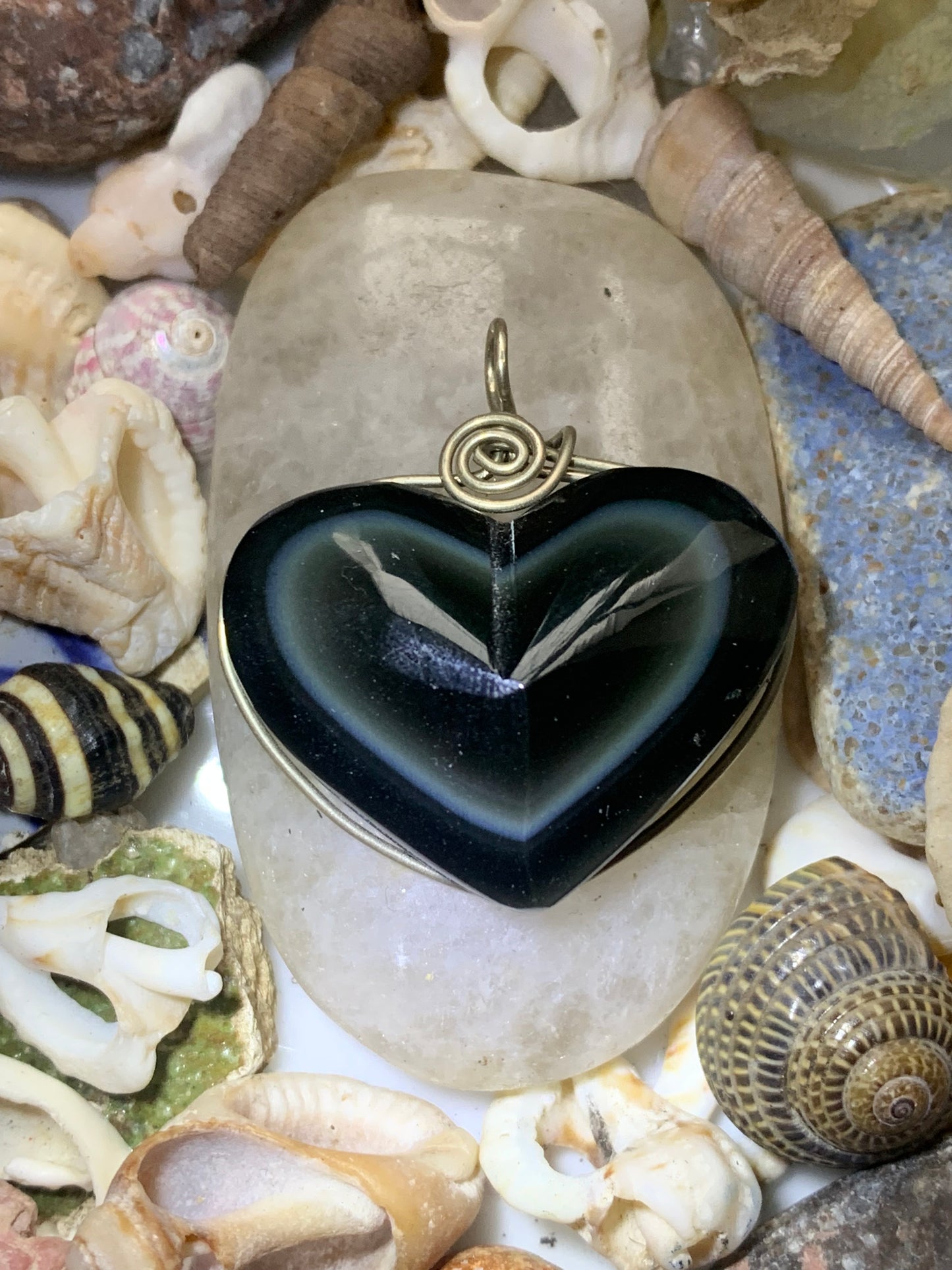 Obsidienne Oeil céleste, pendentif en Argent 925, de 31 millimètres de hauteur x 30 mm de largeur x 11 millimètres. Vendu avec cordon noir réglable offert !