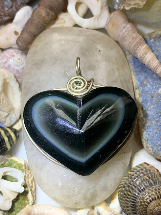 Obsidienne Oeil céleste, pendentif en Argent 925, de 31 millimètres de hauteur x 30 mm de largeur x 11 millimètres. Vendu avec cordon noir réglable offert !
