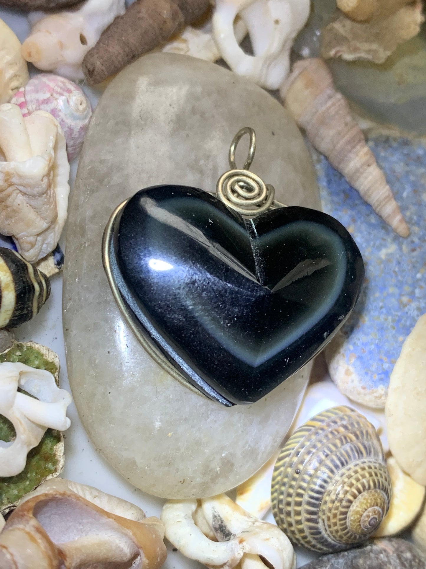 Obsidienne Oeil céleste, pendentif en Argent 925, de 31 millimètres de hauteur x 30 mm de largeur x 11 millimètres. Vendu avec cordon noir réglable offert !